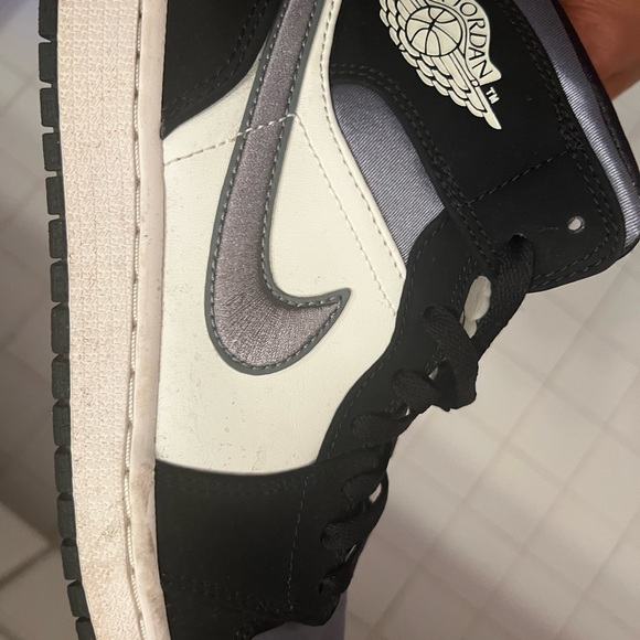 Jordan 1 mids grey and black color way - Picture 4 of 4